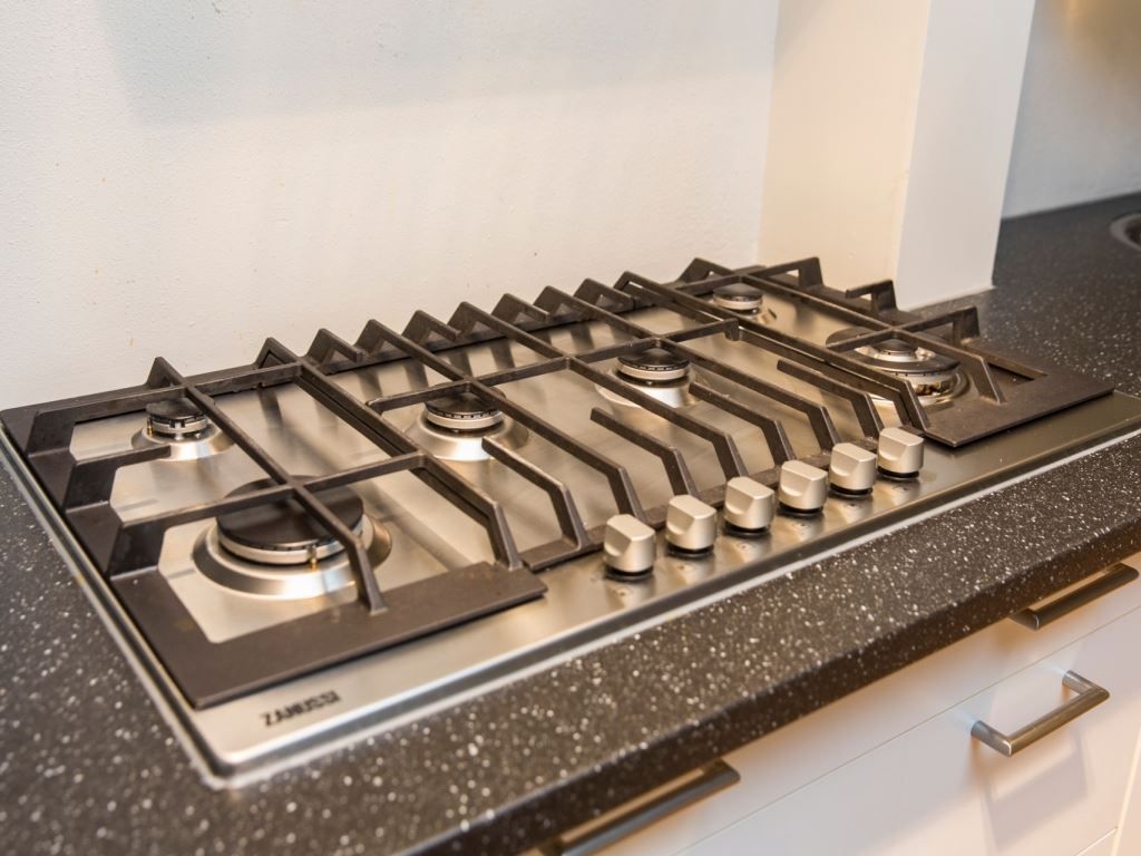 Gasfornuis in moderne keuken van Hof van Saksen 18-persoons vakantiehuis, Nooitgedacht, Drenthe. Efficient koken gegarandeerd.