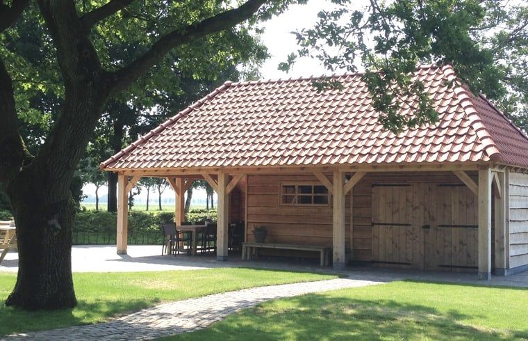 Rustieke veranda bij Vakantiehuisje in Witteveen, ideaal voor een rustige vakantie in Midden Drenthe.