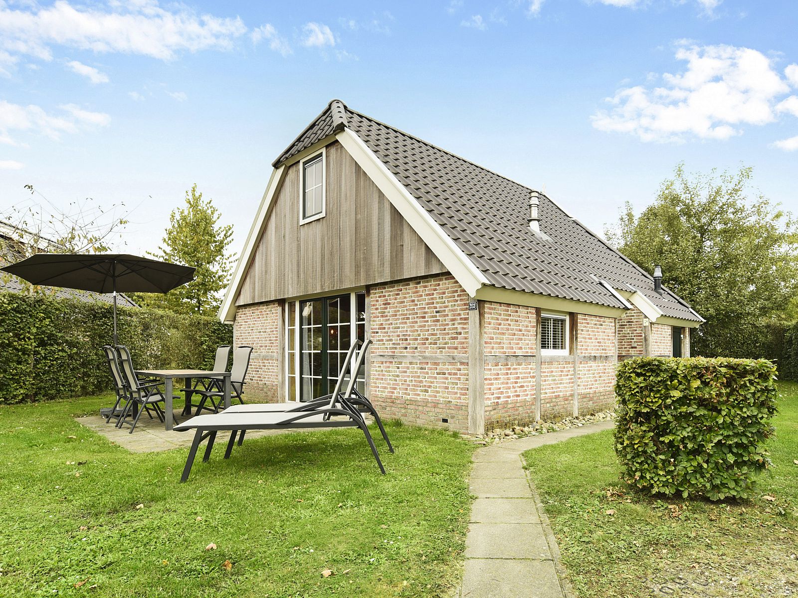 Orveltermarke 4-persoons bungalow 4L in Witteveen, Midden Drenthe, met ruime tuin en terras voor ontspanning in de natuur.