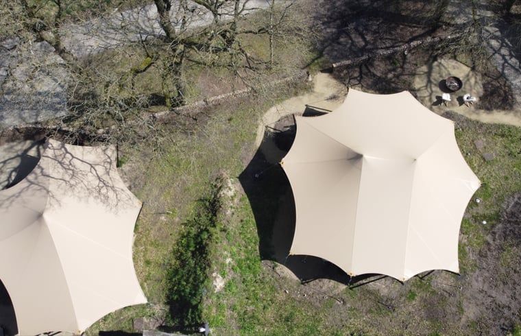 Charmante glamping lodge met veranda bij Vakantiehuis in Odoorn, Midden Drenthe, ideaal voor een rustieke ervaring.