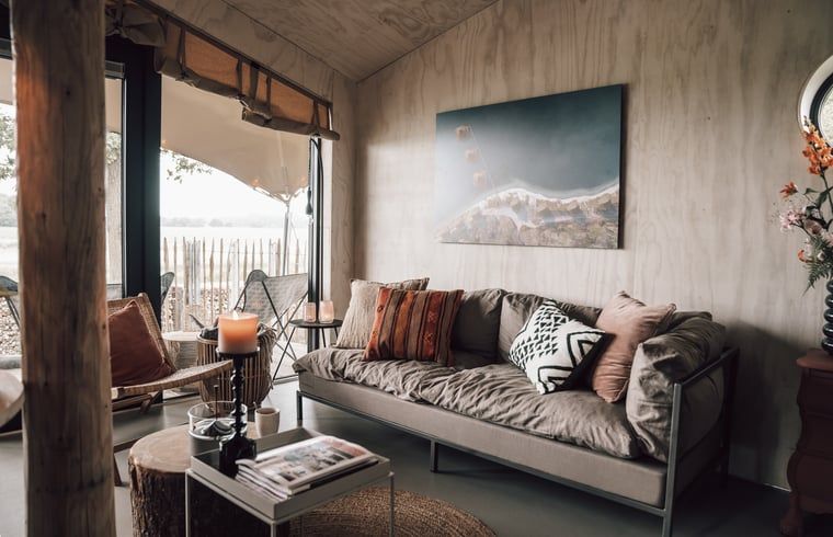 Gezellige zithoek buiten bij Vakantiehuis in Odoorn, Midden Drenthe, perfect voor een ontspannen pauze.