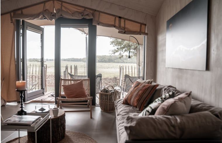 Detail van een zachte deken in Vakantiehuis in Odoorn, Midden Drenthe, voor een knusse sfeer.