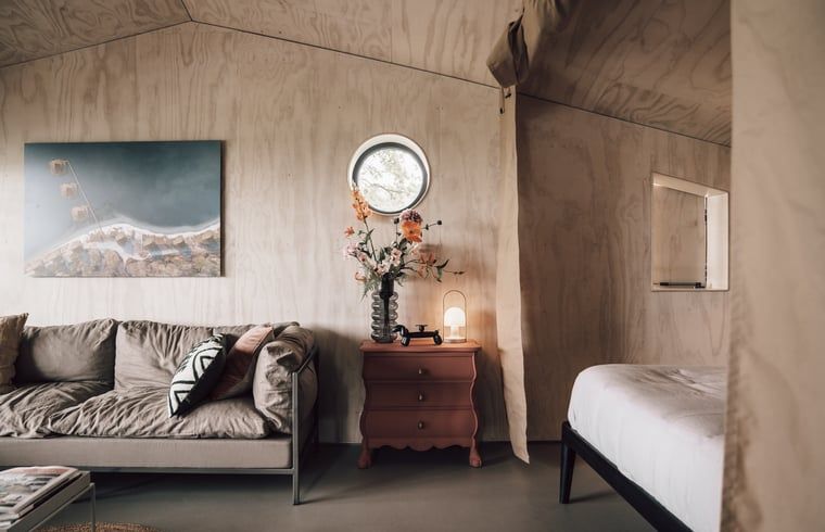 Bloemenarrangement in Vakantiehuis in Odoorn, Midden Drenthe, voegt een vleugje natuur toe aan de binnenruimte.