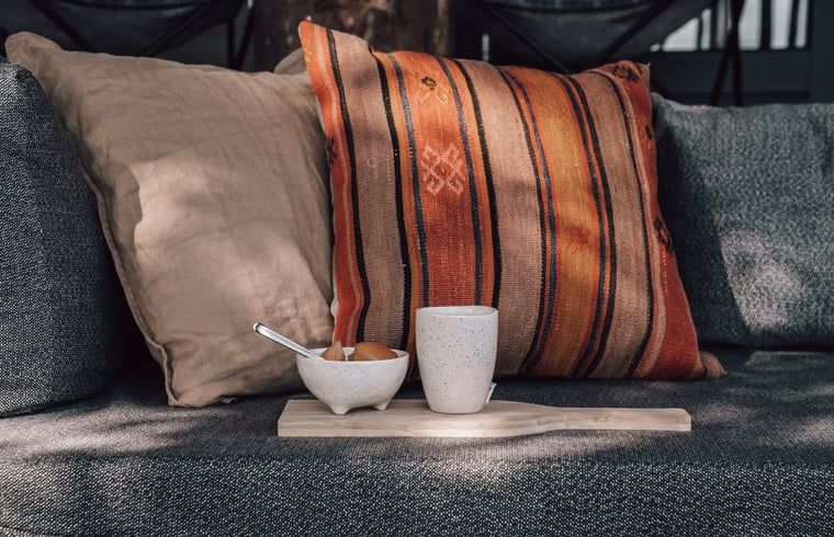 Knusse zithoek met comfortabele kussens in Vakantiehuis in Odoorn, Midden Drenthe, ideaal voor ontspanning.