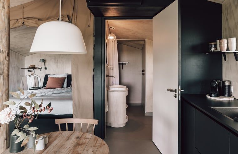 Moderne badkamer en keuken in Vakantiehuis in Odoorn, Midden Drenthe, voorzien van alle gemakken.