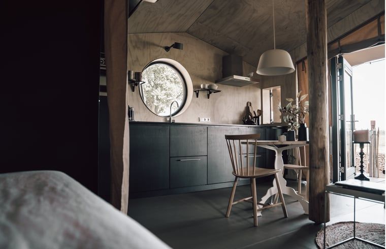 Gezellige keuken en eetruimte in Vakantiehuis in Odoorn, Midden Drenthe, met uitzicht op de natuur.