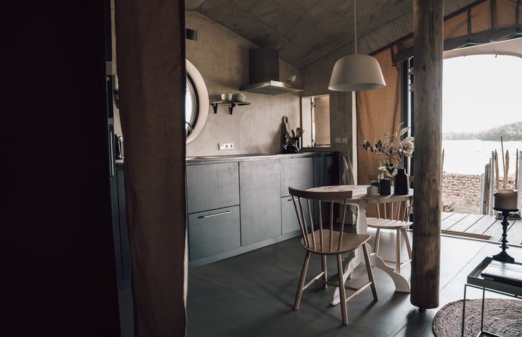 Eetruimte met uitzicht op de natuur in Vakantiehuis in Odoorn, Midden Drenthe, voor gezellige maaltijden.