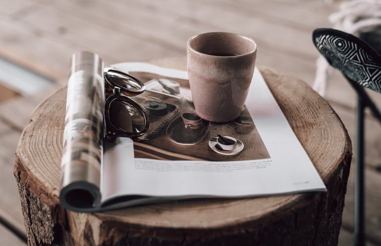 Ontspannen met een kopje koffie op de veranda van Vakantiehuis in Odoorn, Midden Drenthe.