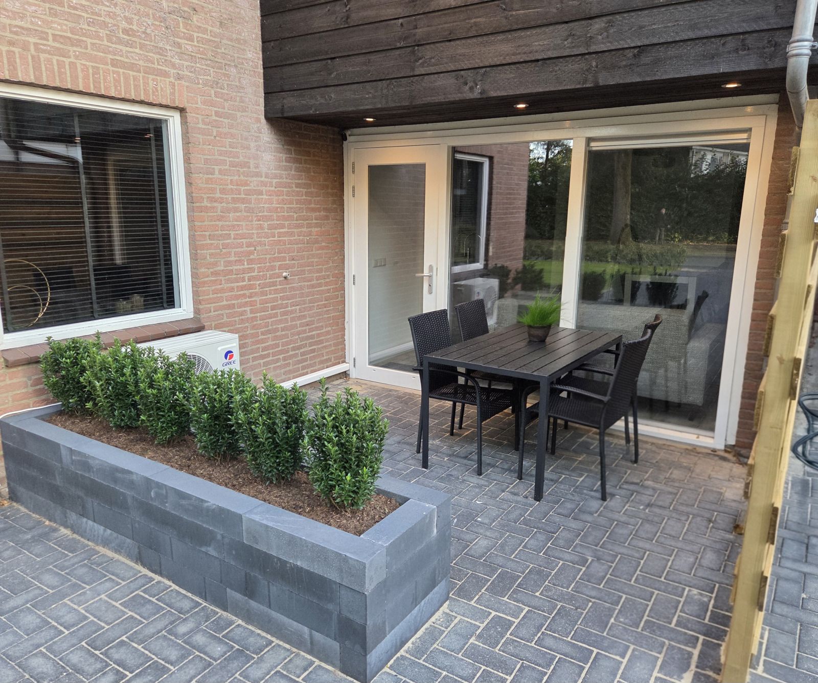 Geniessen Sie die Terrasse des Ferienhauses DG2033 in Odoorn, Midden Drenthe, mit stilvollen Gartenmoebeln.