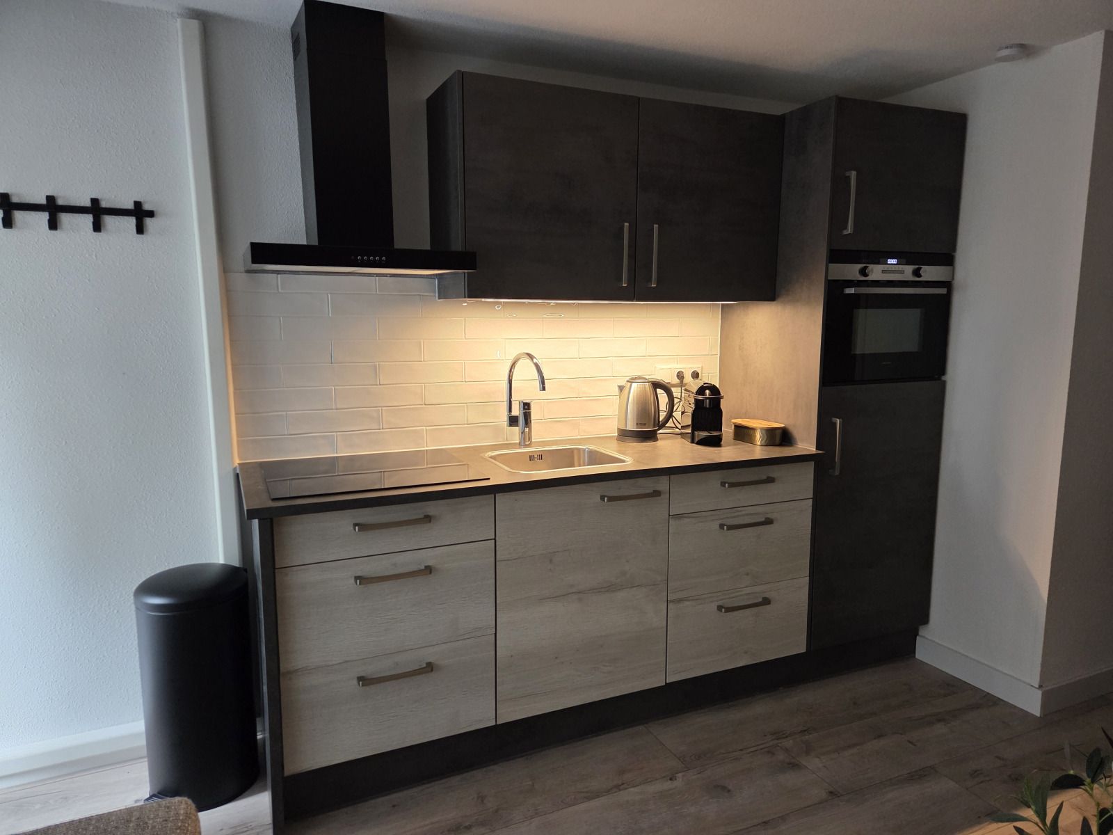 Moderne Kueche im Ferienhaus DG2033, Odoorn, Midden Drenthe, komplett ausgestattet fuer einen komfortablen Aufenthalt.