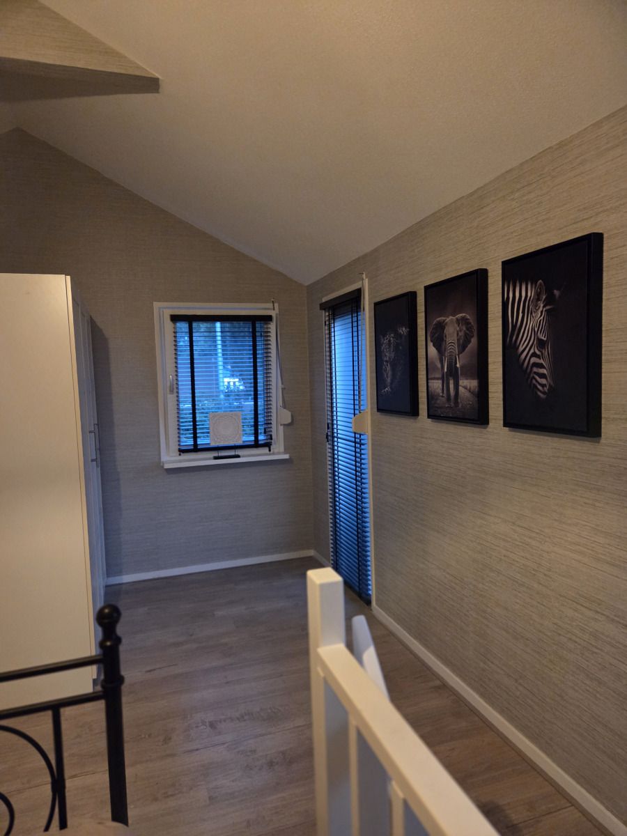 Luxurioeses Badezimmer im Ferienhaus DG2033, Odoorn, Midden Drenthe, mit grossem Waschbecken und moderner Einrichtung.