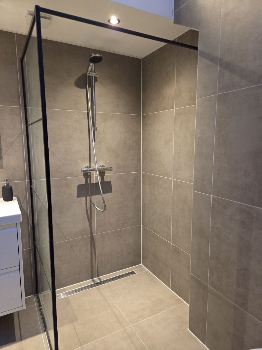 Ess- und Sitzecke im Ferienhaus DG2033, Odoorn, Midden Drenthe, mit eleganter Einrichtung und Dekoration.