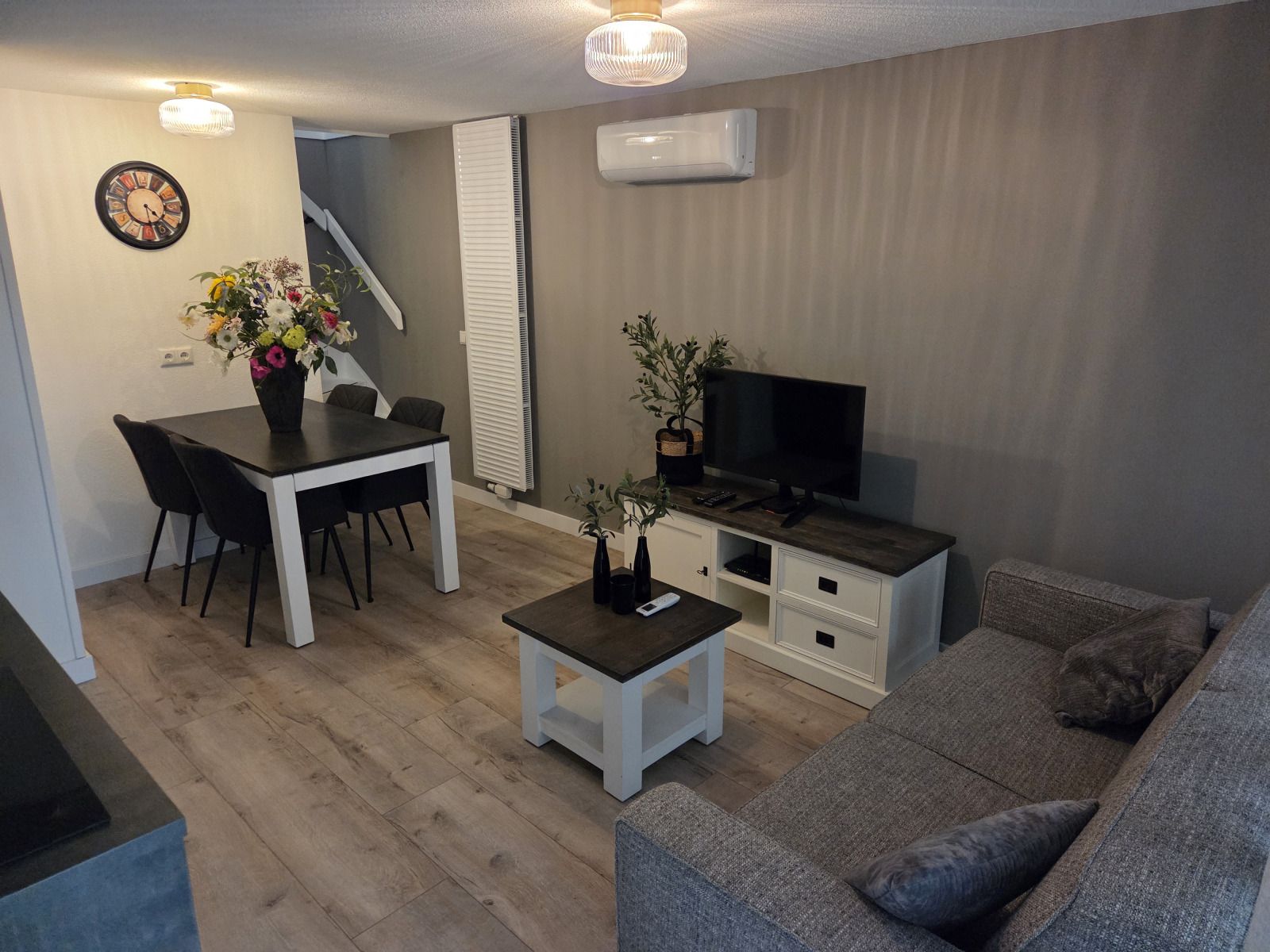 Treppe im Obergeschoss des Ferienhauses DG2033, Odoorn, Mid Drenthe, mit elegantem Design und sicherem Handlauf.