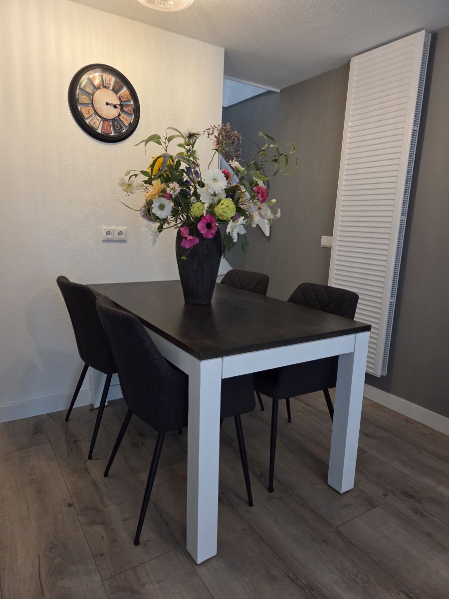 Esstisch mit Blumen im Ferienhaus DG2033, Odoorn, Midden Drenthe, ideal fuer gemuetliche Mahlzeiten.