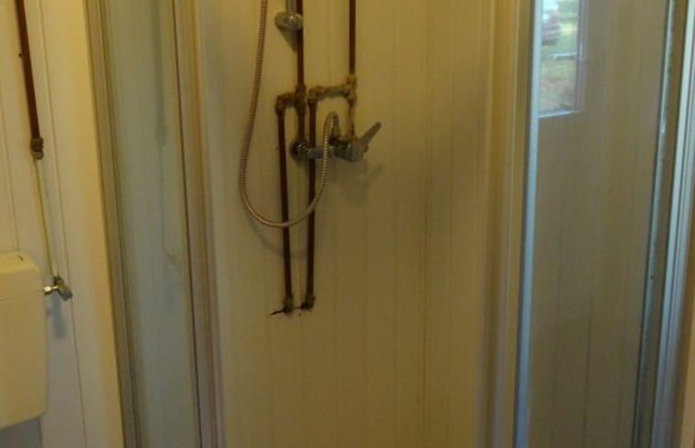 Moderne Dusche im Ferienhaus in Geeuwenbrug, Midden Drenthe, ideal fuer einen entspannten Aufenthalt in einer komfortablen Ferienwohnung.