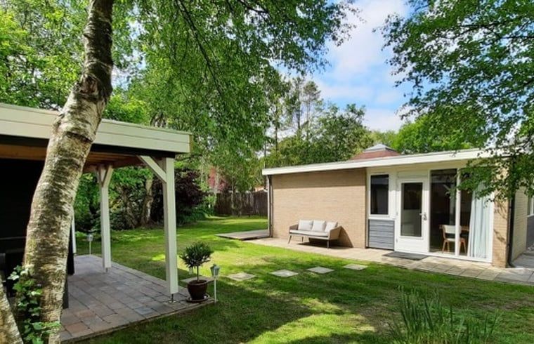 Aangename tuin bij Huisje in Nieuw Balinge, vakantiehuis met terras in Midden Drenthe.