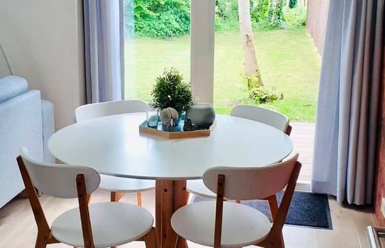 Eethoek met uitzicht op de tuin in Huisje in Nieuw Balinge, vakantiehuis in Drenthe.