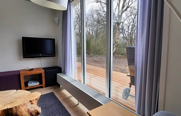 Moderne woonkamer met uitzicht bij Huisje in Nieuw Balinge, vakantiehuis in Midden Drenthe.