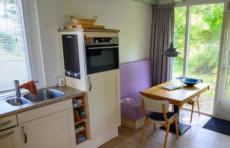 Knusse keukenhoek in Huisje in Nieuw Balinge, vakantiehuis in de natuur van Midden Drenthe.