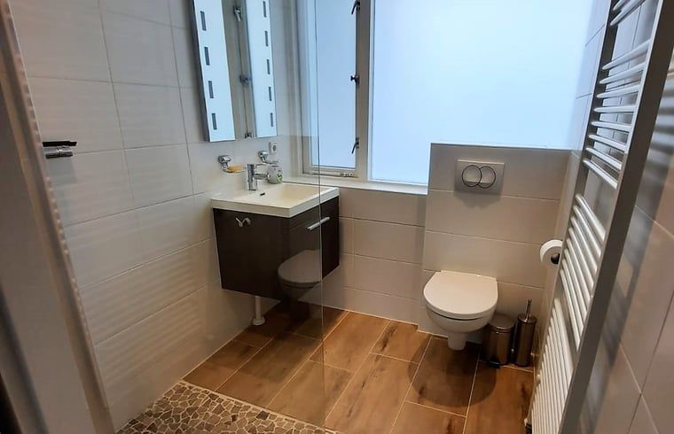 Moderne badkamer in Huisje in Nieuw Balinge, vakantiehuis in het groene Nieuw-Balinge.