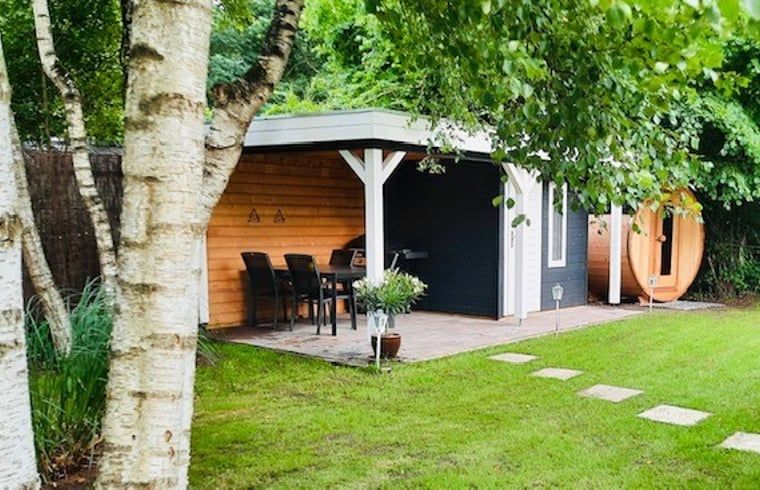 Overdekt terras met zitplaats bij Huisje in Nieuw Balinge, vakantiehuis in Nieuw-Balinge, Drenthe.