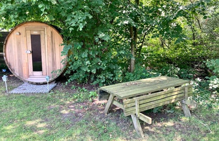 Houten sauna in de tuin van Huisje in Nieuw Balinge, vakantiehuis in Midden Drenthe.