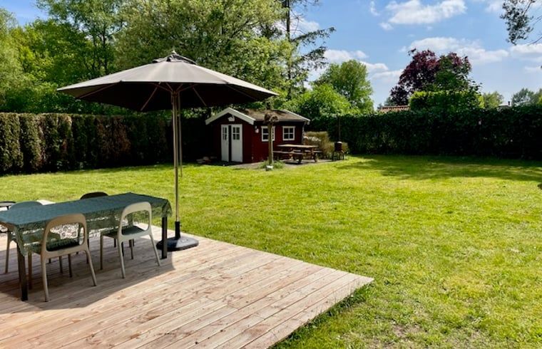Grosszuegige Rasenflaeche mit Terrasse und Pavillon am Ferienhaus in Nieuw Balinge, ideal fuer Aktivitaeten im Freien.
