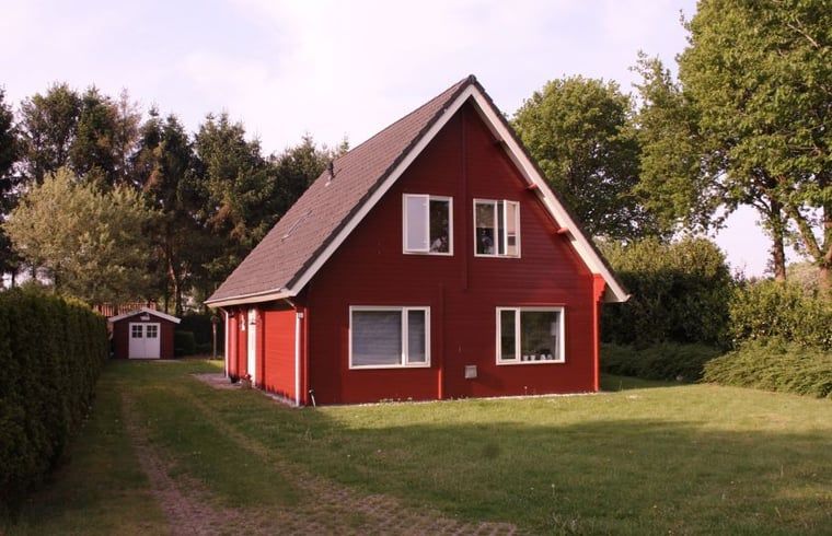Charmantes rotes Ferienhaus in Nieuw Balinge, in der ruhigen Region Zentral-Drenthe gelegen, ideal zum Entspannen.