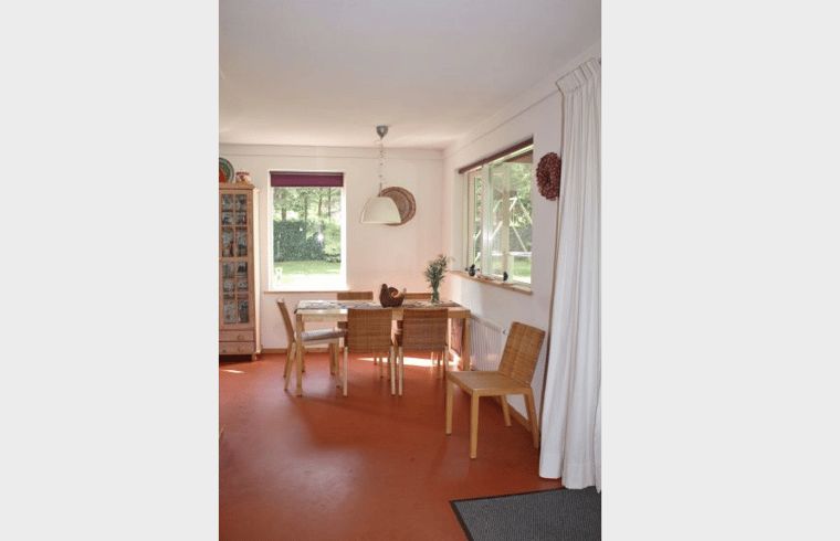 Essecke im Ferienhaus in Nieuw Balinge, Zentral-Drenthe, mit Holzmoebeln und viel natuerlichem Licht.