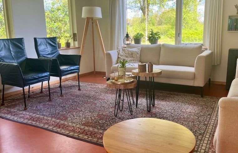 Gemuetliche Sitzecke im Ferienhaus in Nieuw Balinge, Midden Drenthe, mit modernen Moebeln und viel Licht.