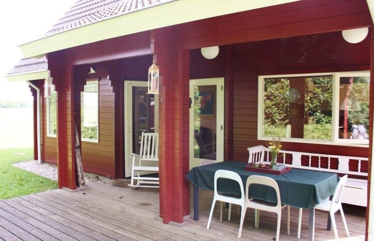 Ueberdachte Terrasse am Ferienhaus in Nieuw Balinge, Zentral-Drenthe, ideal fuer Mahlzeiten im Freien.