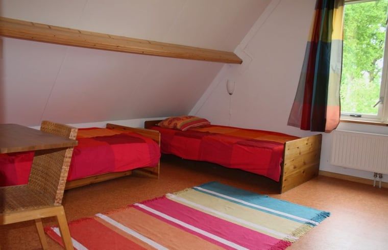 Doppelzimmer im Ferienhaus in Nieuw Balinge, Zentral-Drenthe, mit modernem Bettzeug.
