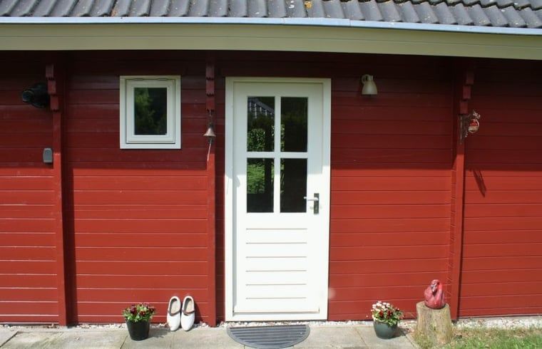 Dekorative Holzschuhe und Blumen im Ferienhaus in Nieuw Balinge, Midden Drenthe, vermitteln ein laendliches Gefuehl.