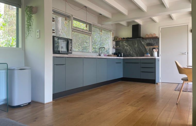 Moderne keuken in Huisje in Een, vakantieaccommodatie in Drenthe.