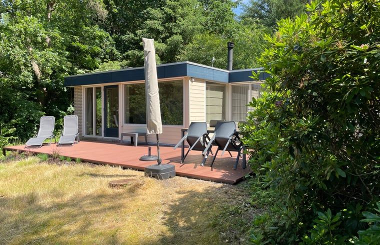Veranda van Huisje in Een, vakantiehuis in Drenthe met comfortabele ligstoelen.
