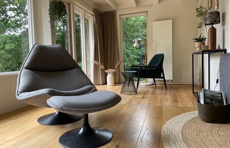 Stijlvolle binnenruimte van Huisje in Een, Noord Drenthe met comfortabele stoelen.