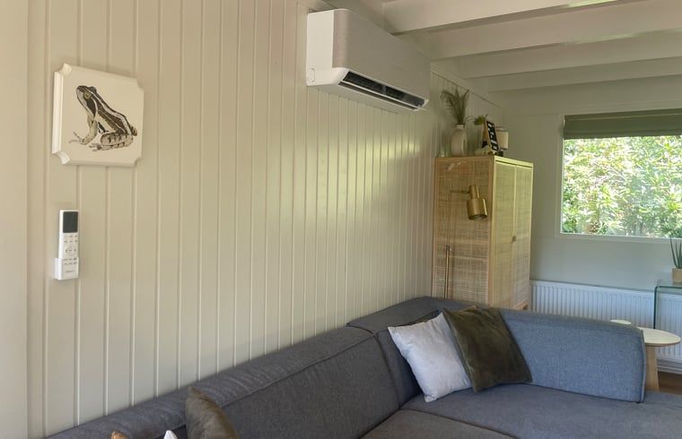 Sfeervolle woonkamer van Huisje in Een, Noord Drenthe met airconditioning.