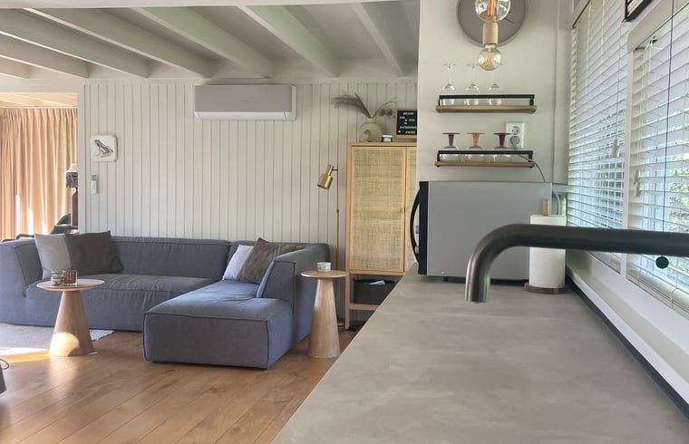 Open keuken en woonkamer in Huisje in Een, vakantiehuis in Drenthe.