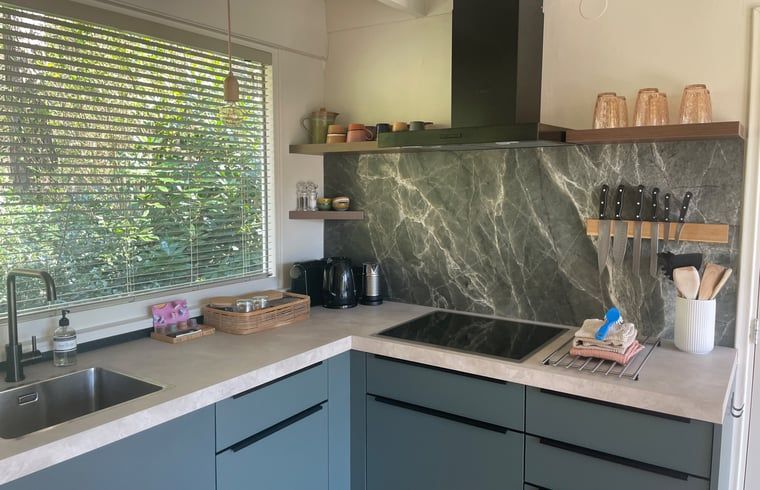Stijlvolle keuken met marmeren achterwand in Huisje in Een, Noord Drenthe.