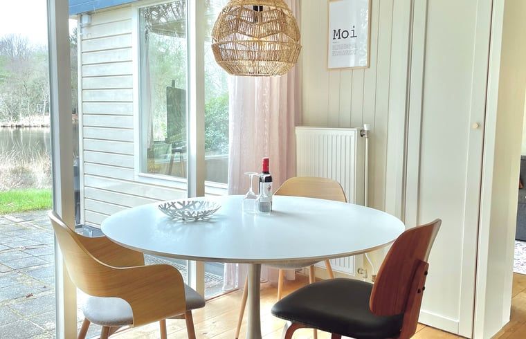 Eethoek met uitzicht in Huisje in Een, vakantiehuis in Drenthe.