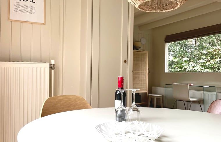 Gezellige eetruimte in Huisje in Een, Noord Drenthe met natuurlijk licht.