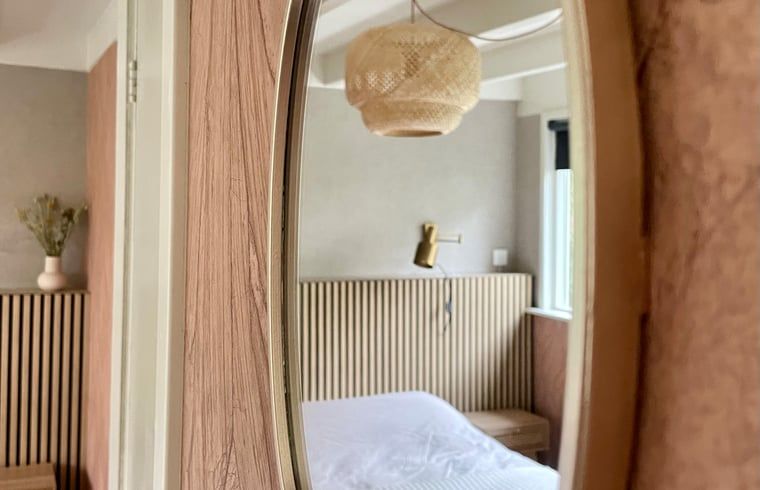 Spiegelbeeld van de slaapkamer in Huisje in Een, Drenthe.