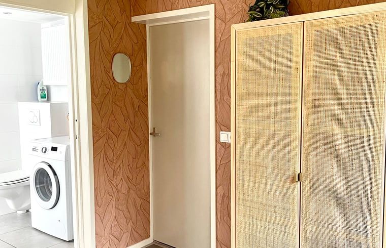 Hal met wasmachine in Huisje in Een, Noord Drenthe vakantiehuis.