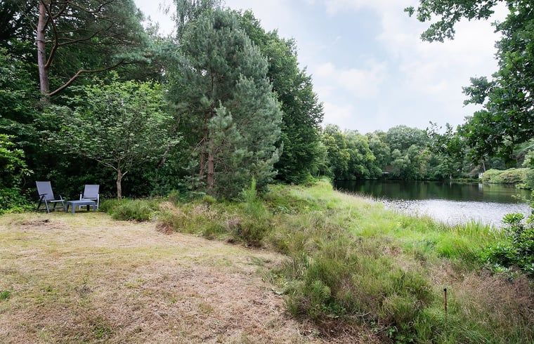 Rustige zitplek aan het water bij Huisje in Een, Drenthe.