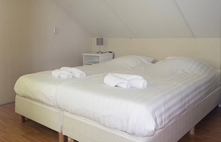 Gemuetliches Schlafzimmer im Ferienhaus in Een, Nord-Drenthe. Ferienhaus mit bequemen Betten fuer einen entspannten Aufenthalt in Drenthe.