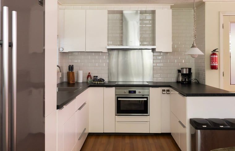 Moderne Kueche im Ferienhaus "Huisje in Een" im ruhigen Norden der Provinz Drenthe, mit stilvollen Geraeten und schlichtem Interieur.