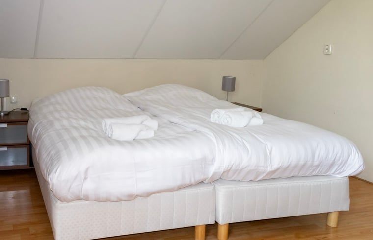 Gemuetliches Schlafzimmer im Ferienhaus "Huisje in Een" in Nord-Drenthe mit bequemen Betten und ruhiger Atmosphaere fuer einen entspannten Aufenthalt.