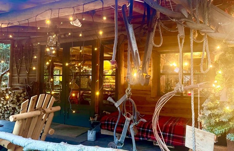 Knus terras van Huisje in Norg, vakantieaccommodatie in Norg, Noord Drenthe, met rustieke decoratie.