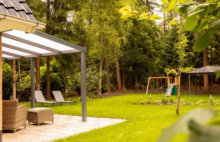 Geniessen Sie den ruhigen Garten mit Terrasse im Huisje in Norg, einem Ferienhaus in der schoenen Landschaft von Nord-Drenthe, Drenthe.