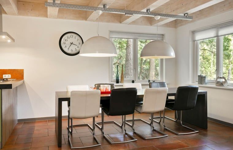 Eetkamer van Vakantiehuisje in Norg, Drenthe met moderne inrichting en uitzicht op de natuur.
